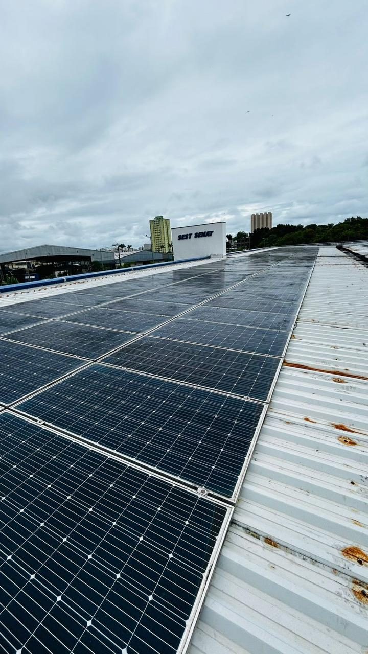 Instalação industrial LIM Energy — telhado metálico