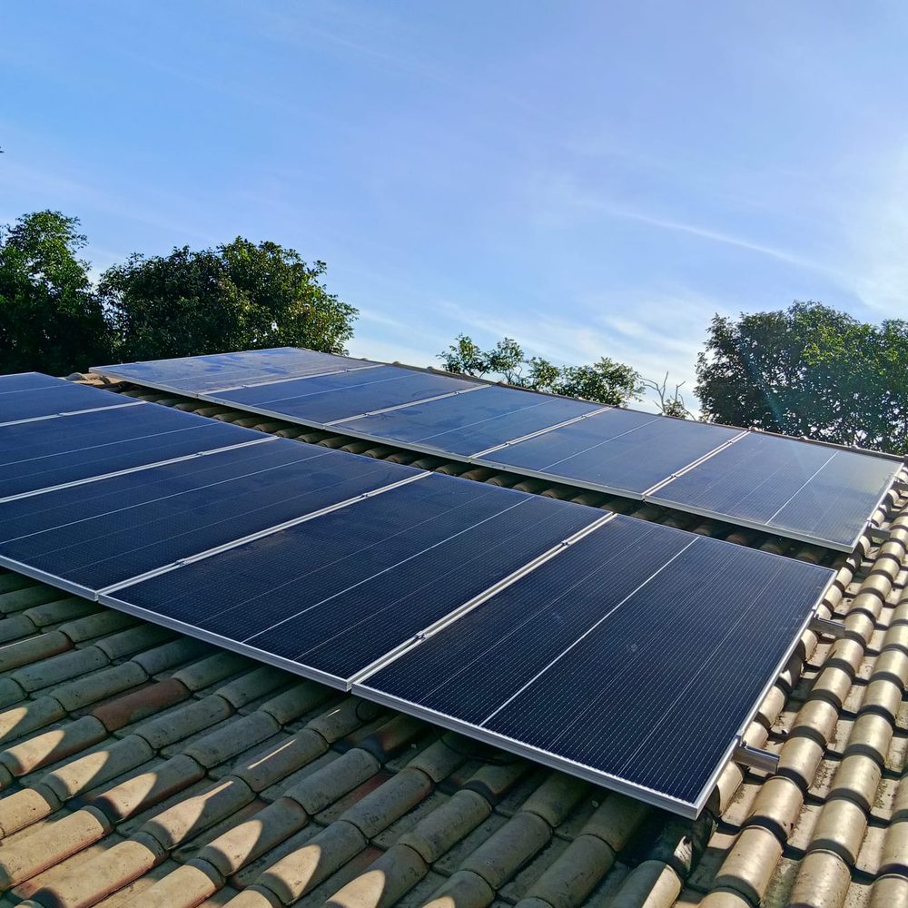 Instalação residencial LIM Energy — telhado cerâmico